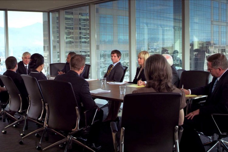 крупные инвесторы в деловых костюмах за столом переговоров