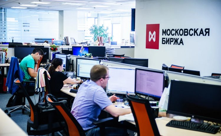 Все облигации и все акции доступны на Московской бирже в понедельник