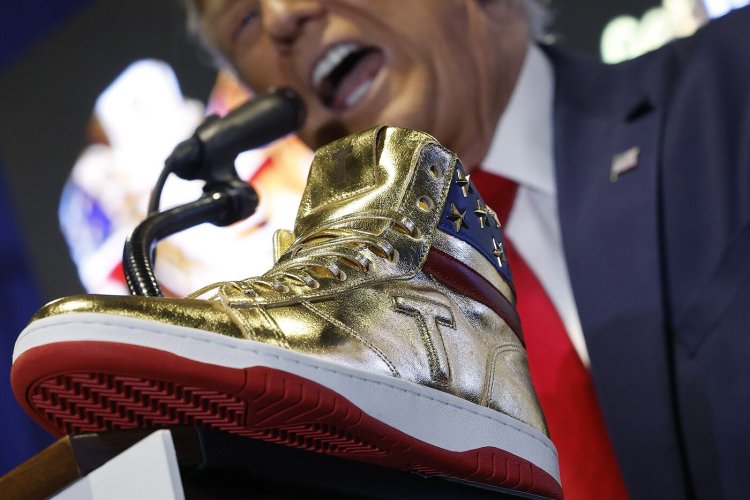 Трамп выпустил кросовки, чтобы компенсировать часть судебных издержек